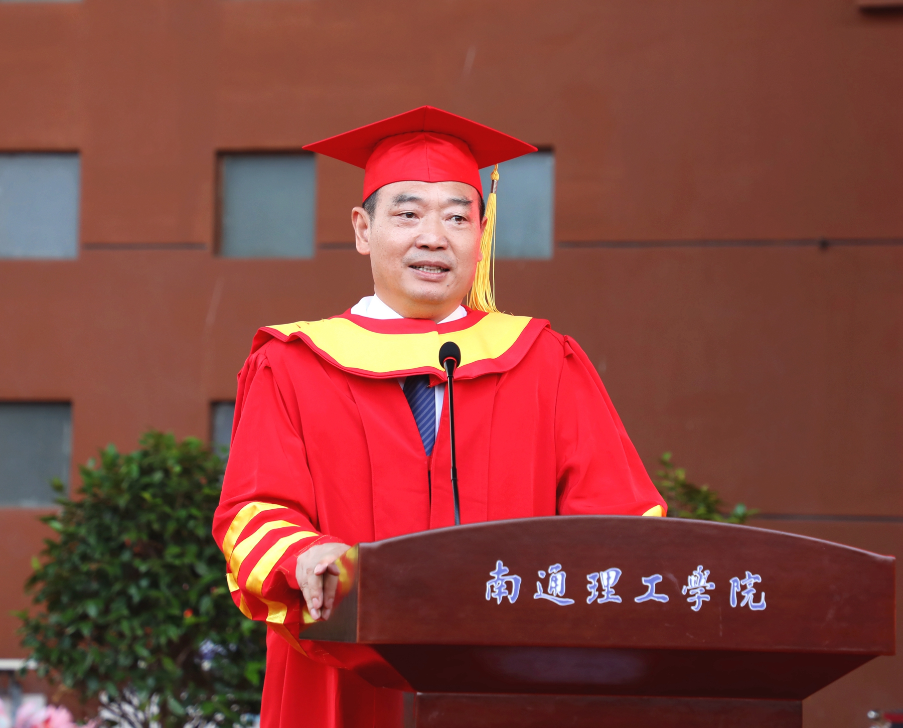 学士学位证书。全场师生同唱《南通理工学院校歌》，毕业典礼圆满结束。董事长、校长陈明宇寄语毕业生毕业生